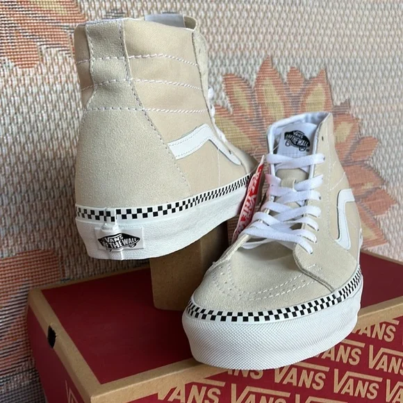 Vans Men’s Sk8-Hi Tapered
Checkerboard Foxing Turtl
VN0A4U16DJR
Men’s sneakers - Picture 2 of 16